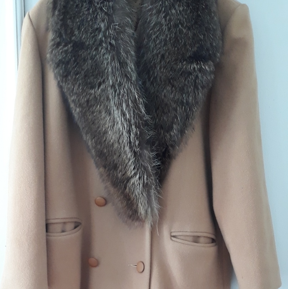 Vintage camel wool long winter coat w/fur collar